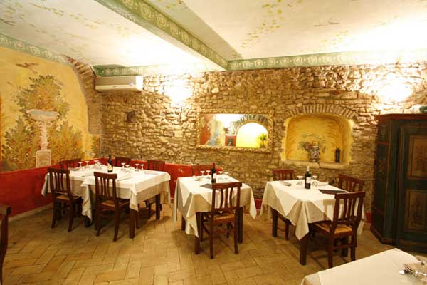 Sala interna finemente arredata della Taverna Quintilia