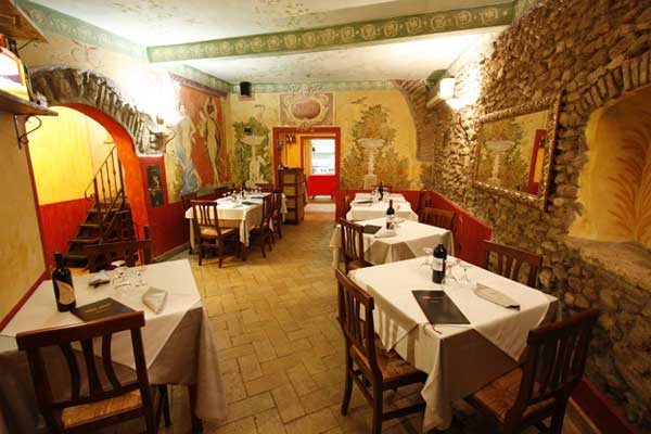 Taverna Quintilia, sala interna e tavoli esterni su Piazza Santa Croce a Tivoli