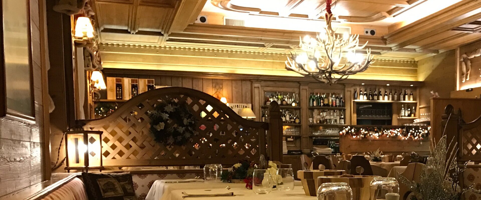 Taverna Valtellinese in Via Tiraboschi, Bergamo — sala con arredi di montagna