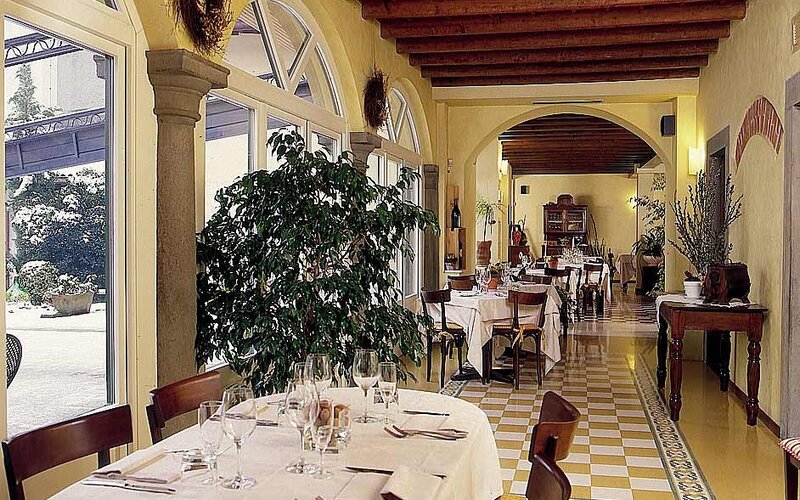 Sala principale della Trattoria Visconti, atmosfera calda di trattoria di paese ad Ambivere