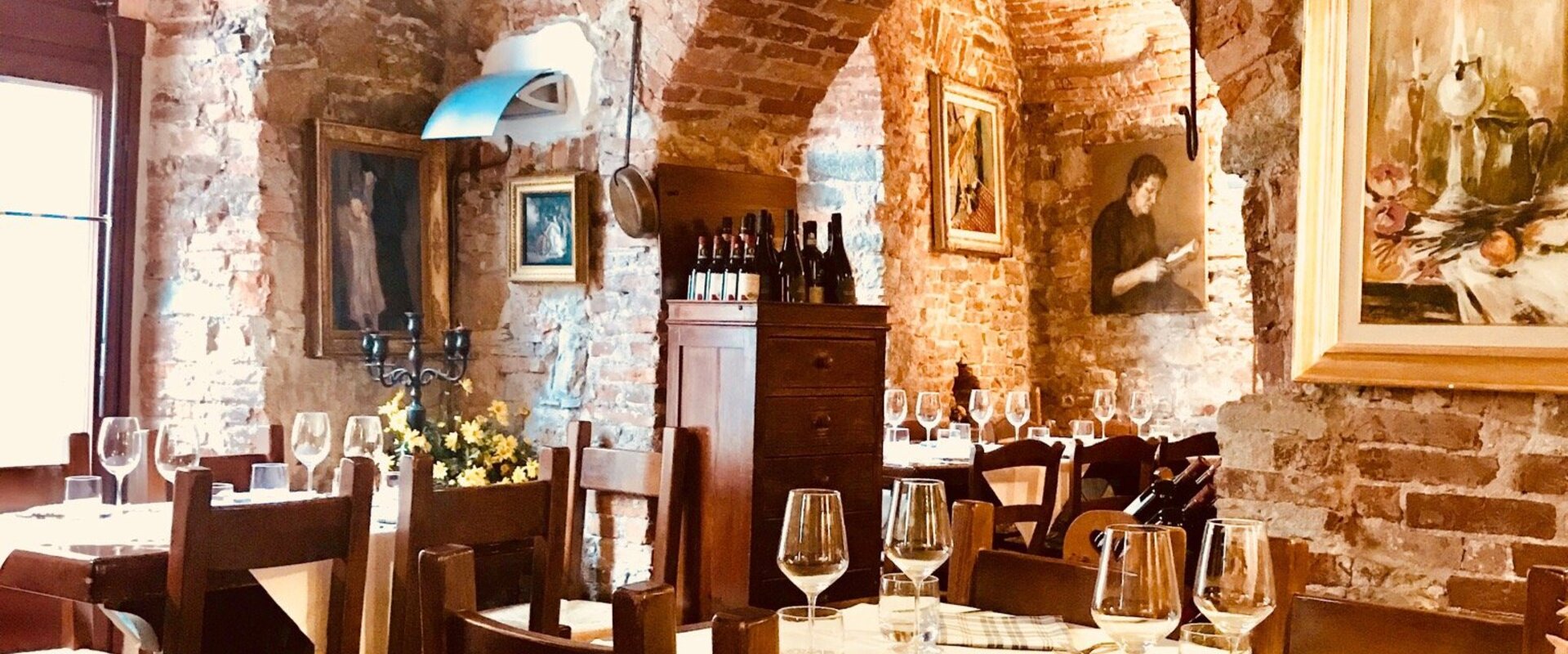 Antica Osteria Del Vino Buono in Piazza Vecchia, Bergamo, sala con volte in mattoni a vista