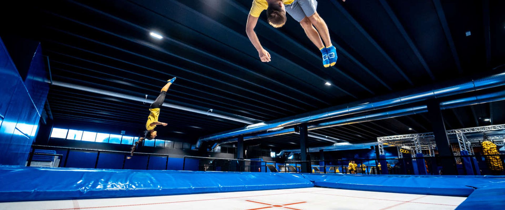 Trampolini elastici e vasche di gommapiuma al trampoline park Zero Gravity di Stezzano